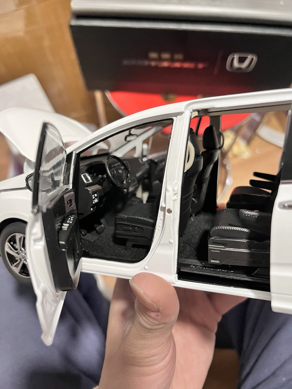 1:18 Scale 2015~2018 Honda Odyssey White Diamond Pearl Diecast Model With Base