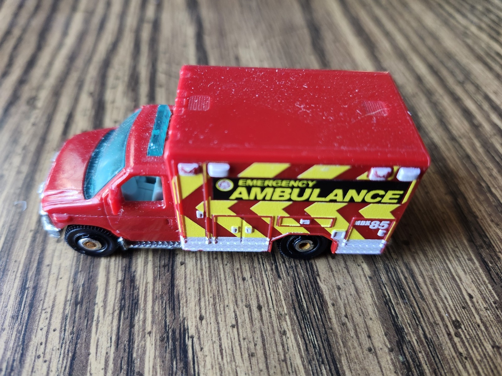 Matchbox 2009 Ford E 350 Emergecy Ambulance Diecast