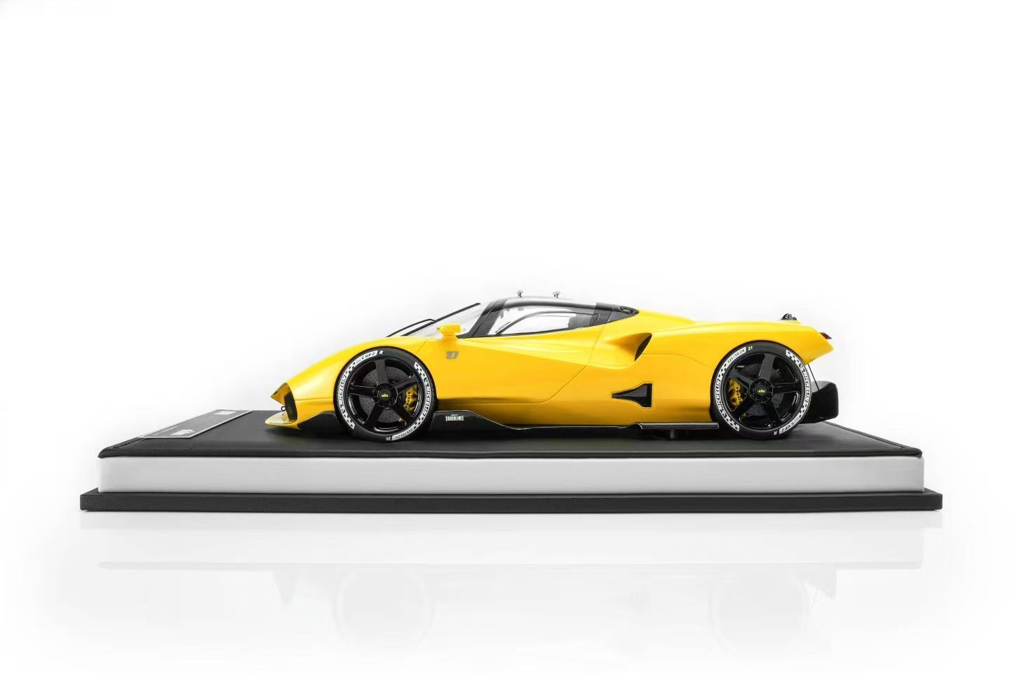 Motorhelix 1:18 Nilu 27 Hypercar Limited Edition Resin Car Model