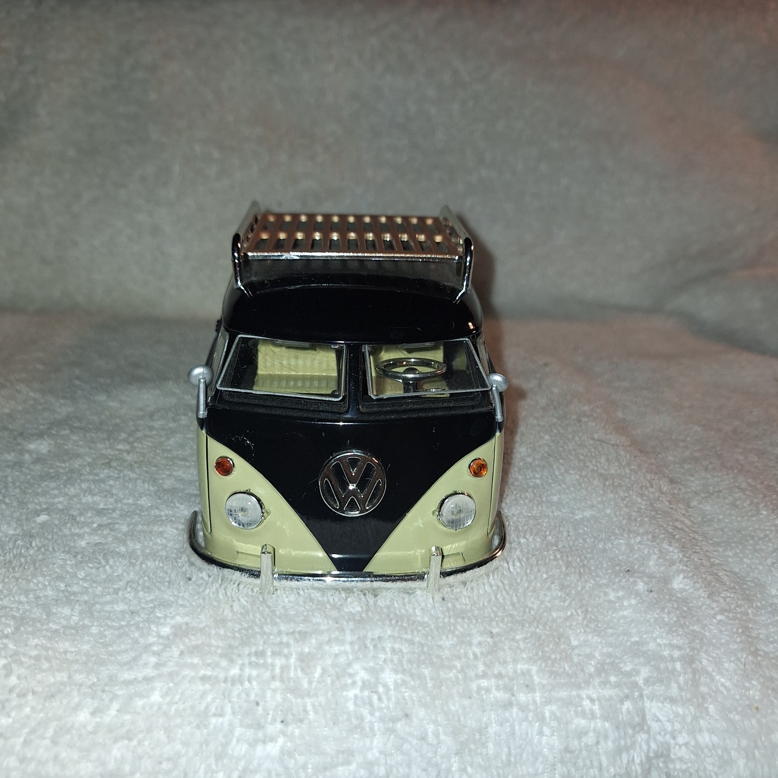 JADA V DUBS 1963 VW BUS PICKUP W RACK 1:24 Black & Tan Volkswagen JADA TOYS