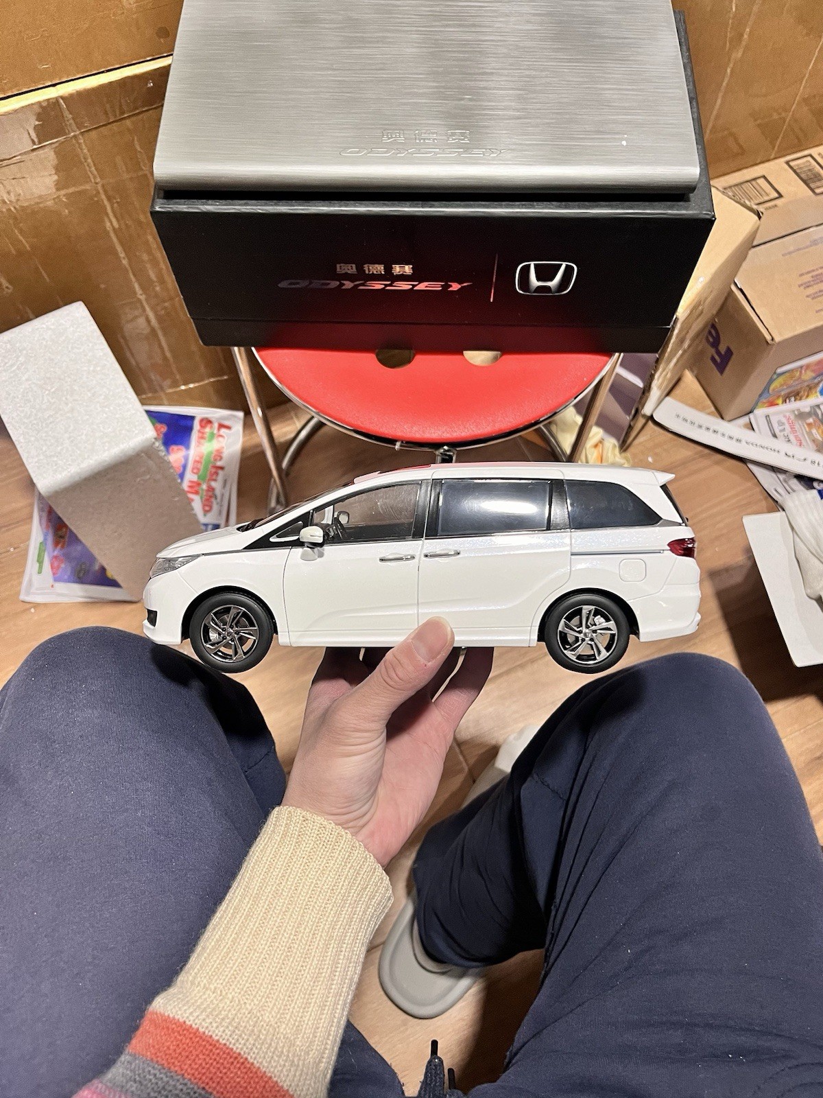 1:18 Scale 2015~2018 Honda Odyssey White Diamond Pearl Diecast Model With Base