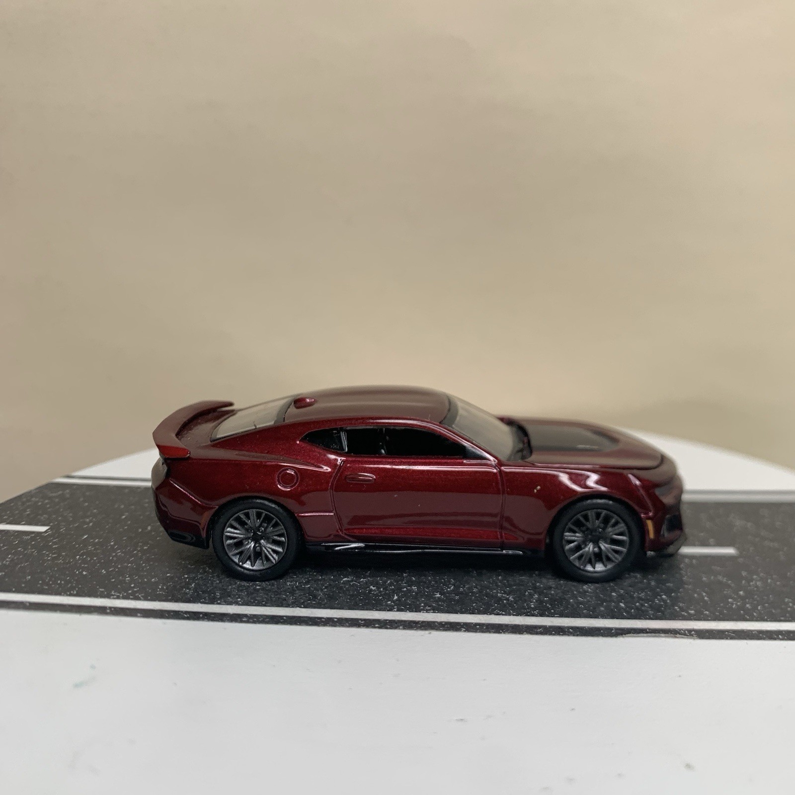 Auto World Modern Muscle 16-24 2022 Chevy Camaro ZL1 Dark Red Metallic 1:64 NM