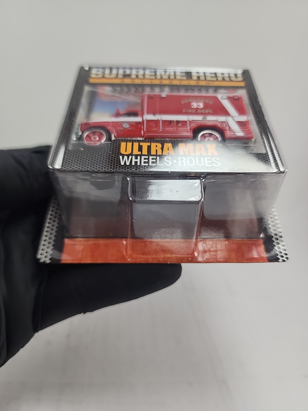 MATCHBOX Ford E-350 Ambulance Supreme Hero Collection 2015