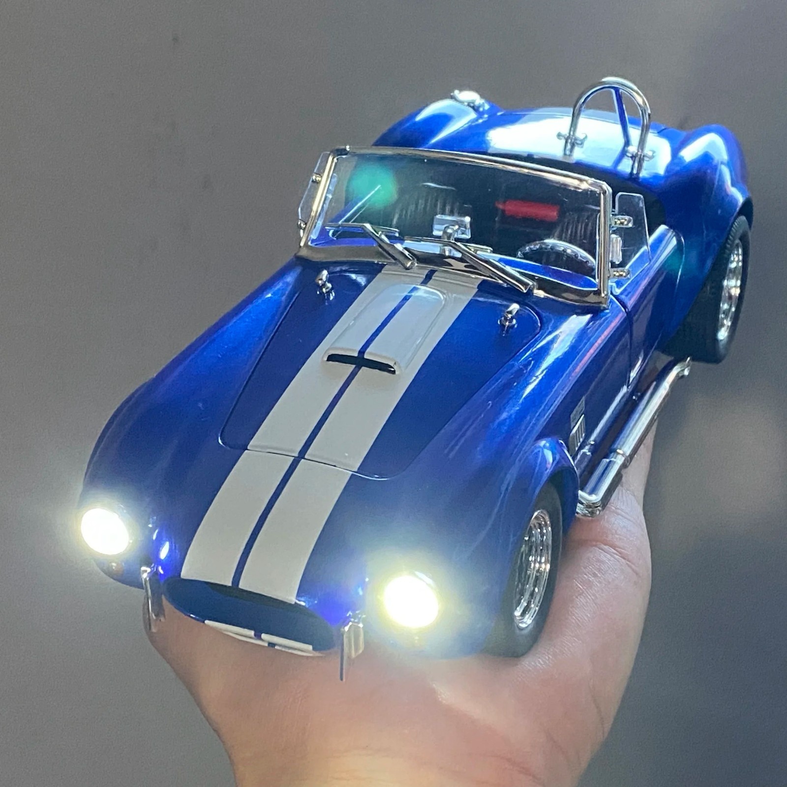1:24 Ford Shelby Cobra 427 S/C Diecast-Light Sound Vintage Charm for Collectors