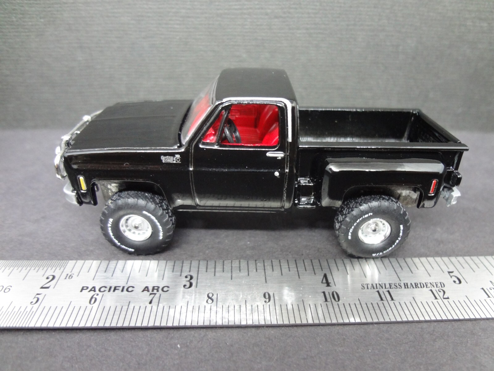Auto World 1980 Chevy Custom Deluxe Stepside black – Loose 1:64