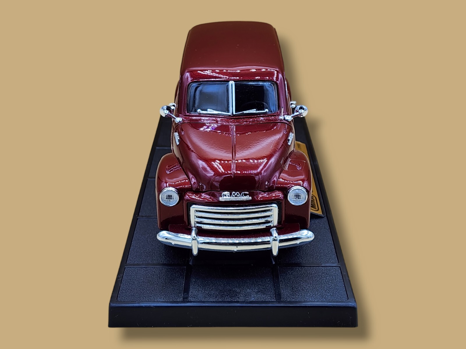Mira Golden Line 1:18 Scale Diecast Metal G.M.C. 1950 Burgundy Red Suburban MIB