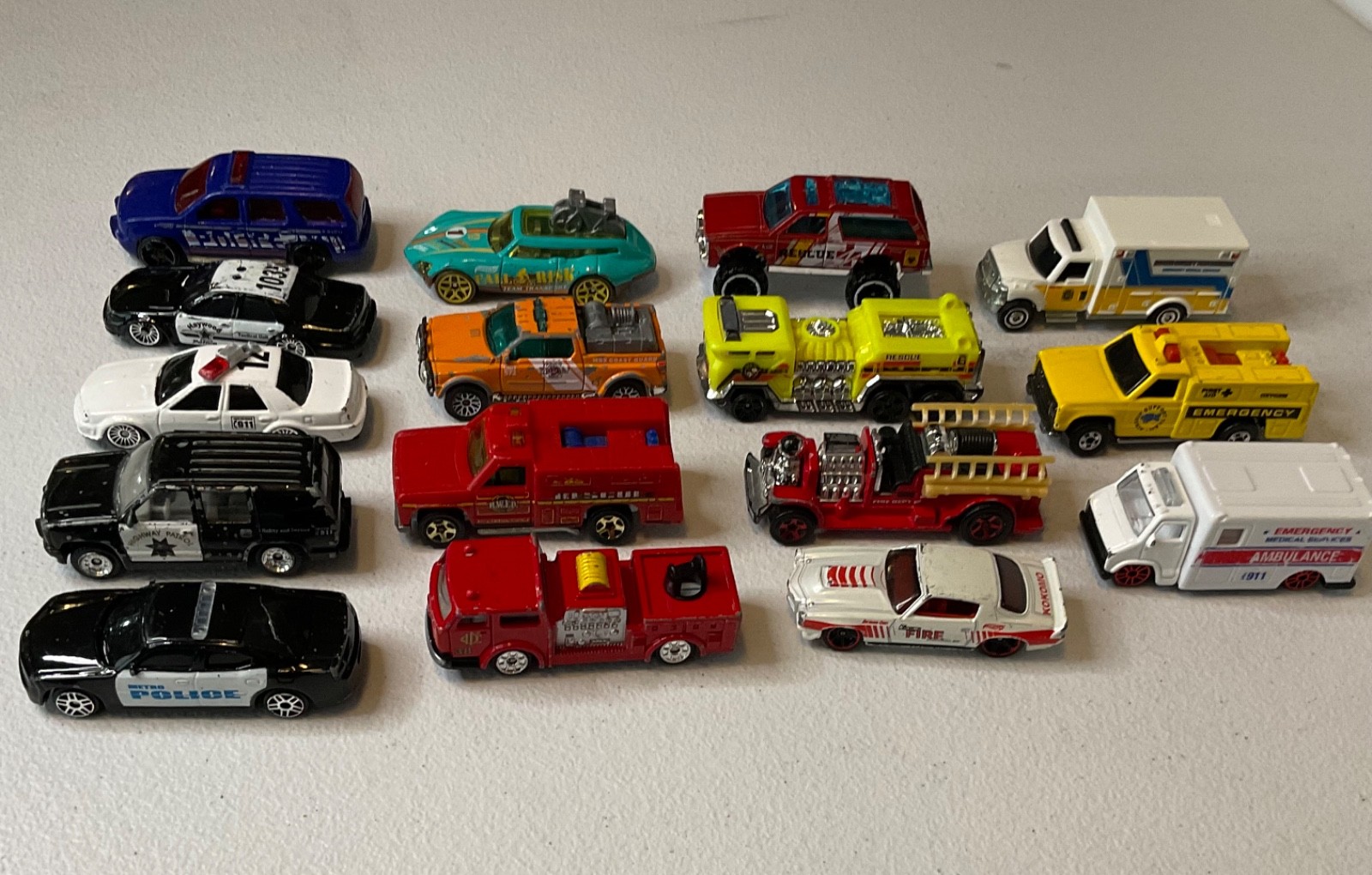 Hot Wheels Emergency Vehicle Lot of 16 Police Fire Rescue Ambulance Cars Trucks