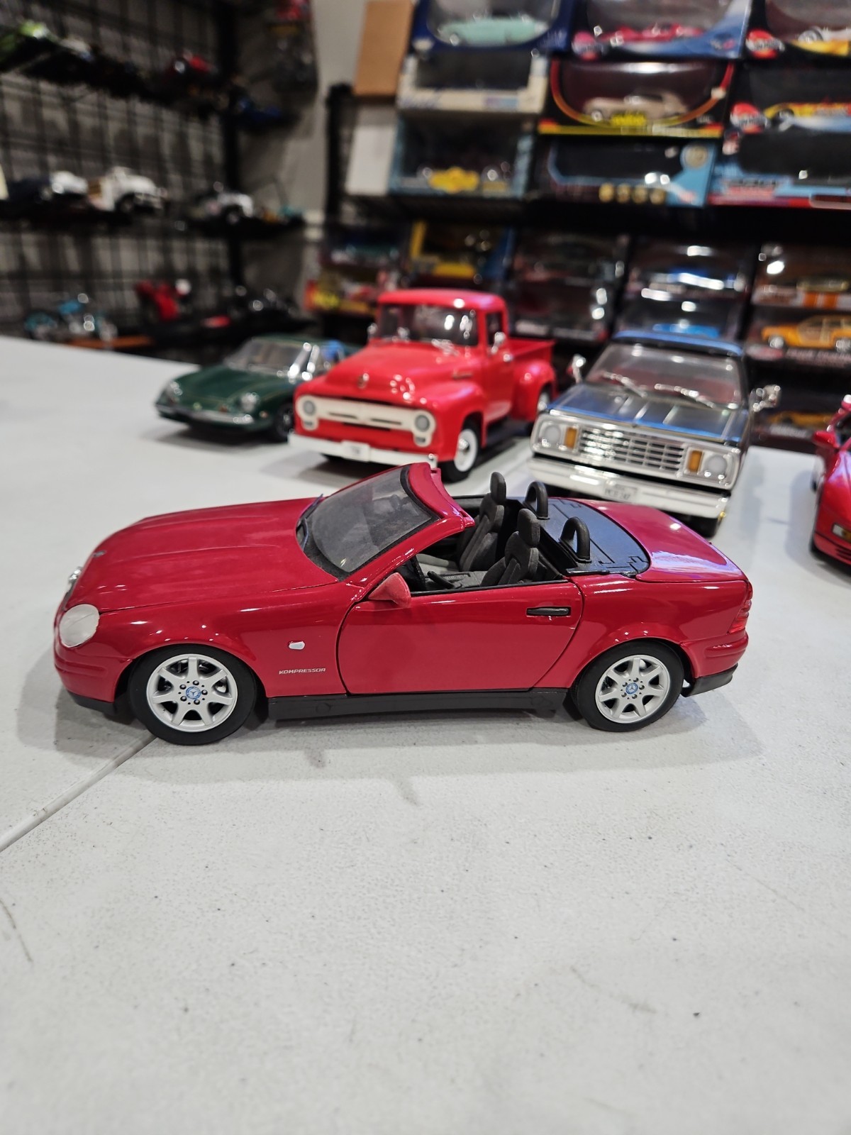 1:18 MAISTO MERCEDES BENZ SLK RED ON BLACK – NO BOX – FREE SHIPPING INCLUDED