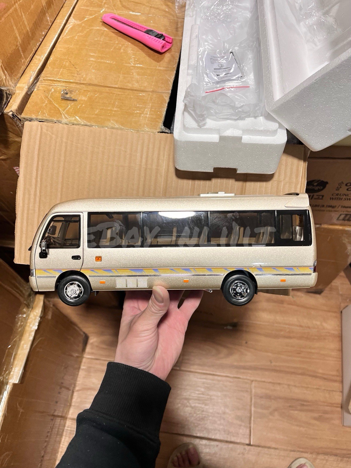 1:24 Scale Golden Dragon Coaster Minibus Diecast Model Car