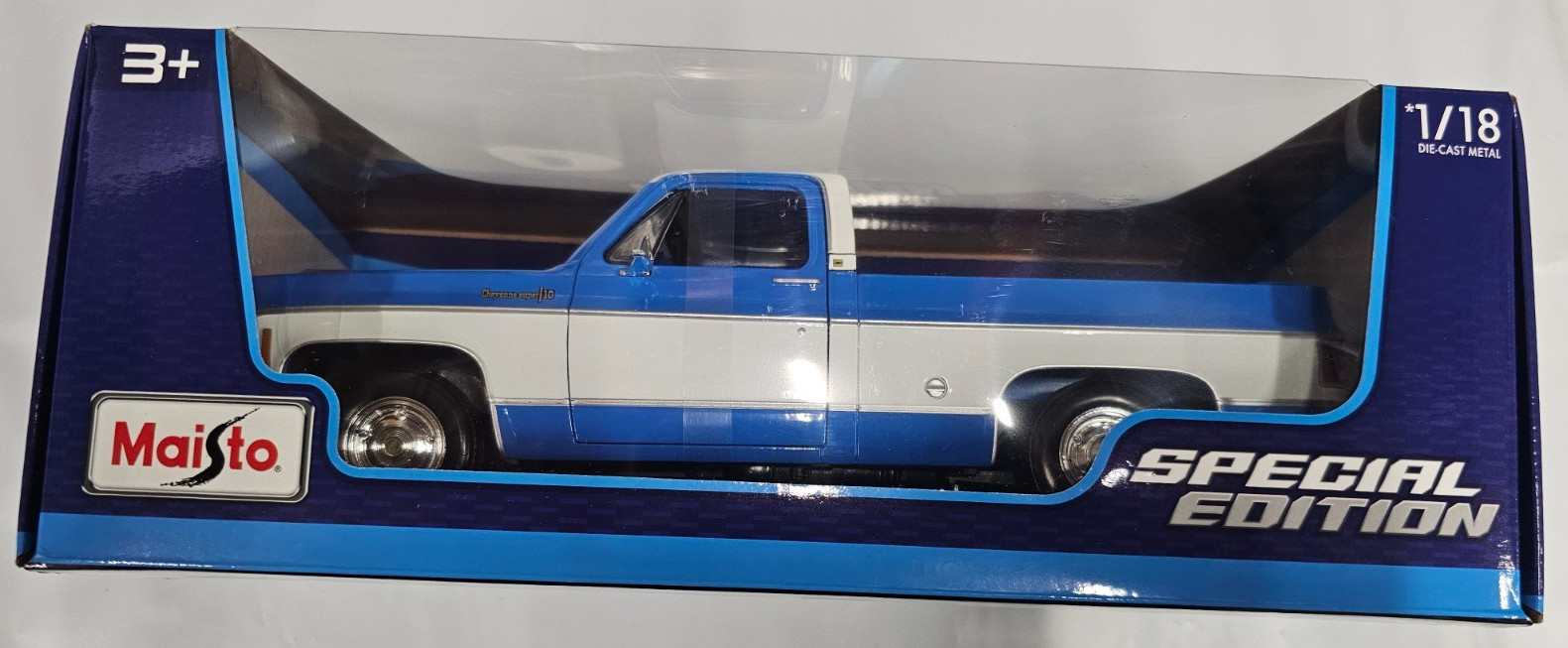 Maisto 1974 C10 Cheyenne Super Pick-up Truck Blue & White Square Body 1:18