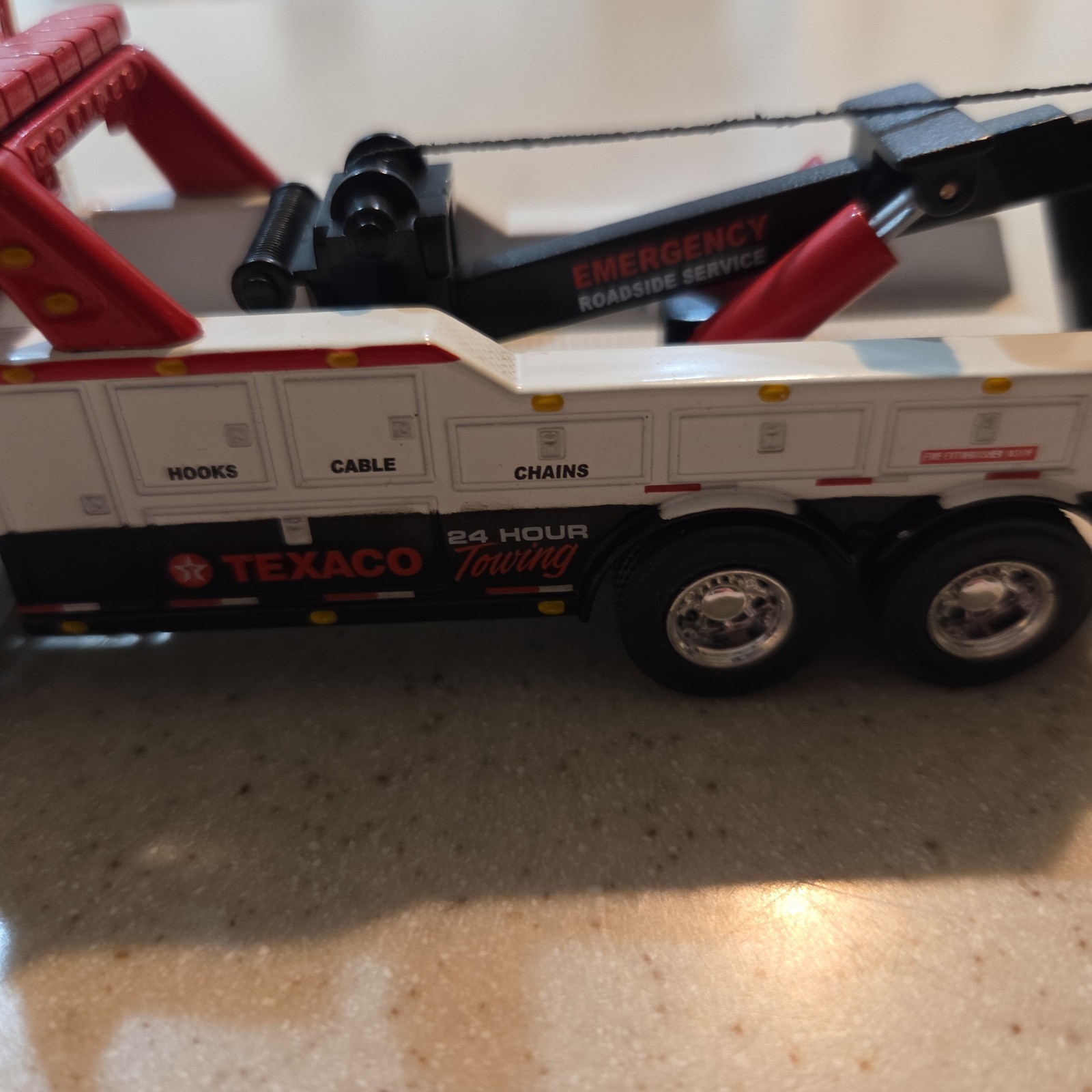SpecCast 1:64 Scale Texaco Peterbilt 385 Wrecker Tow Truck.