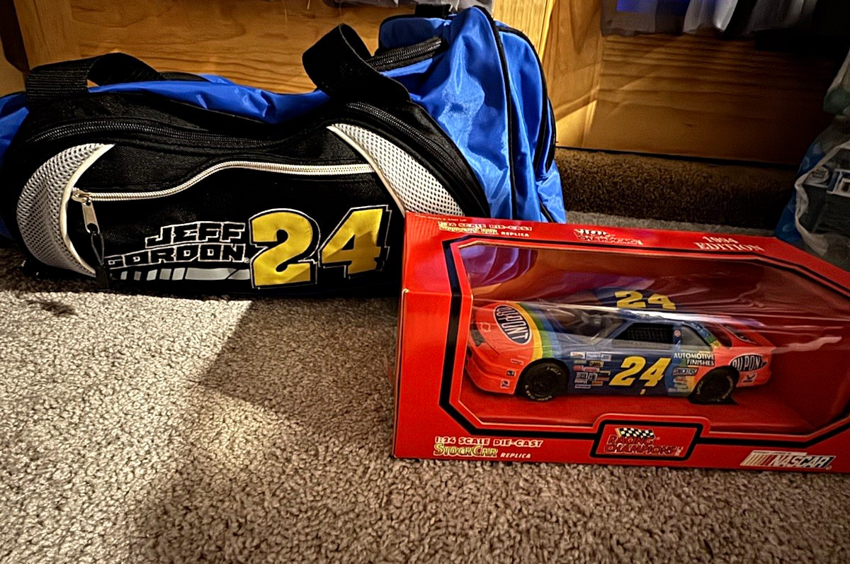 Racing Champions Jeff Gordon 1994 NASCAR #24 DuPont 1:24 Diecast Car & Gym Bag