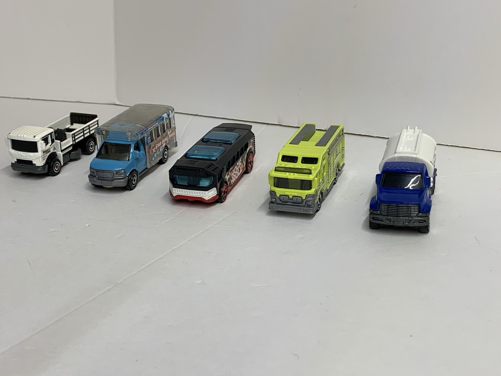 Lot Of 5 Toy Cars Die-cast And Plastic Hot wheels And Other Brands Preowned.