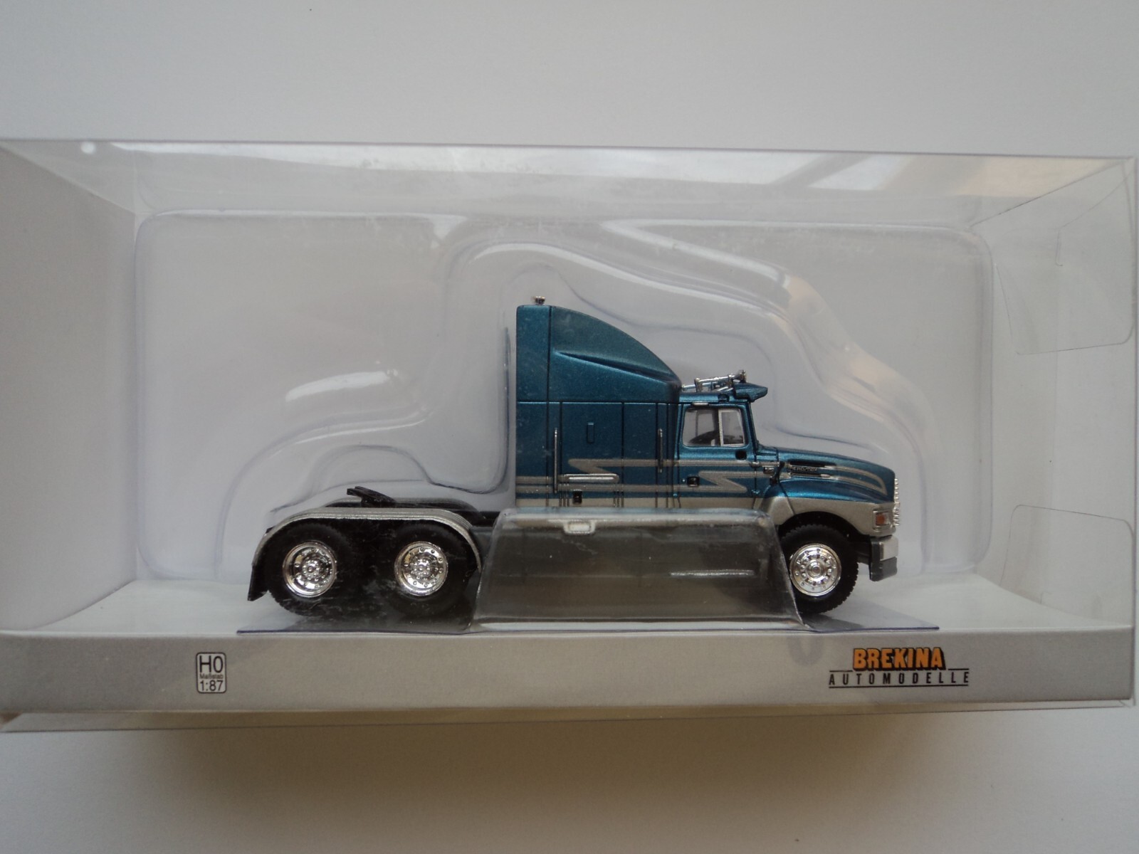 BREKINA 1990 FORD AEROMAX BLUE / SILVER HO 1/87 PLASTIC