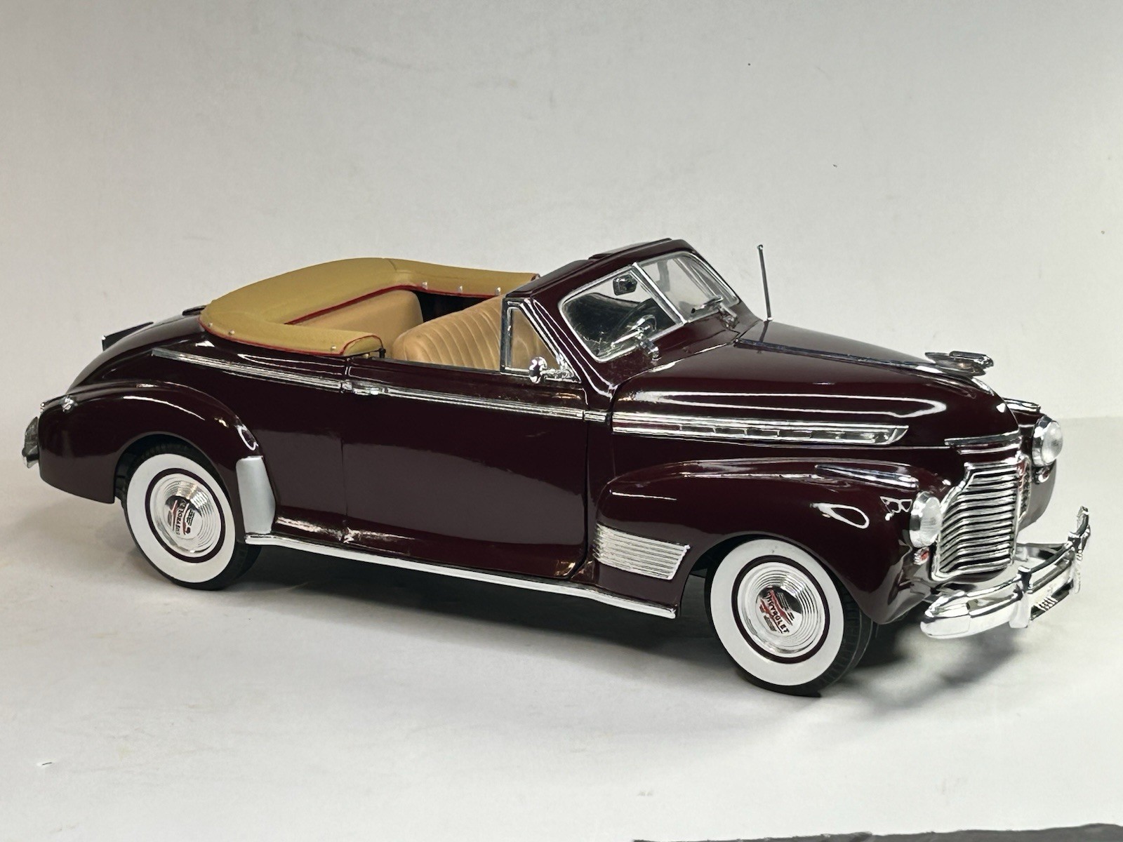 Universal Hobbies 1941 Chevrolet Special Deluxe Convertible Burgundy 1:18 DC