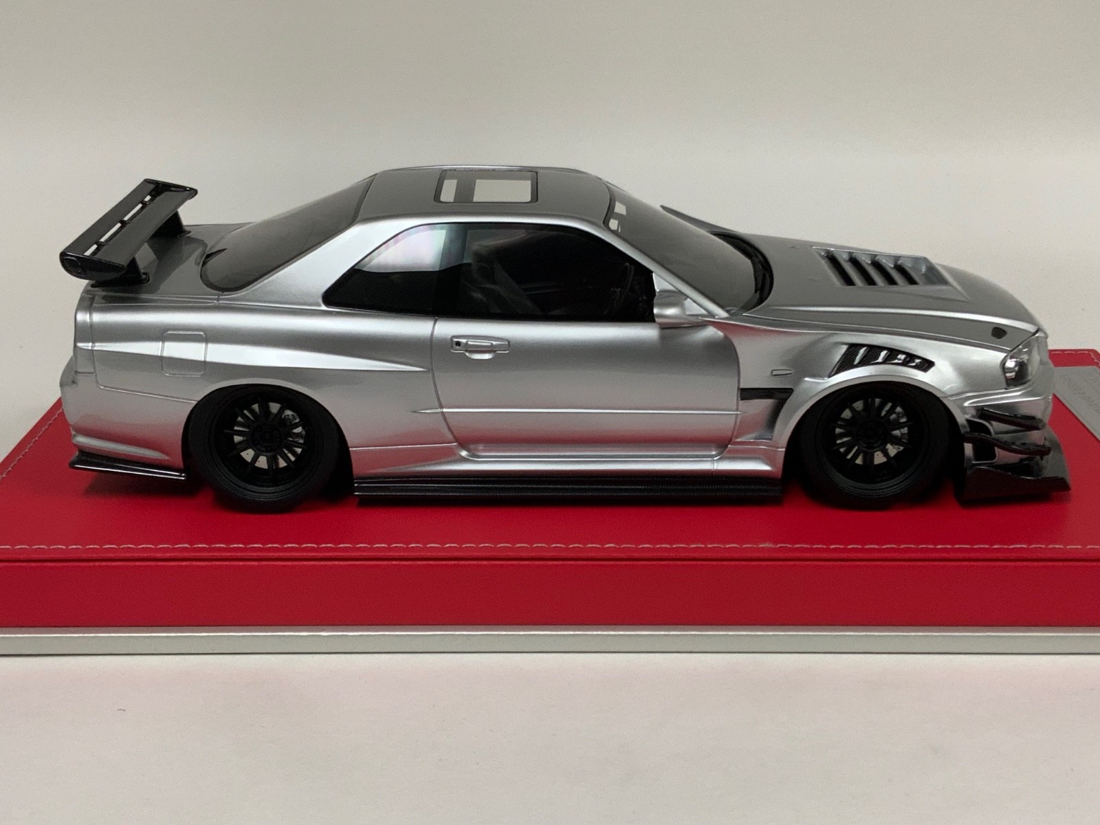 1/18 IVY Nissan R34 customized with Full Engine Silver leather base 20 pieces