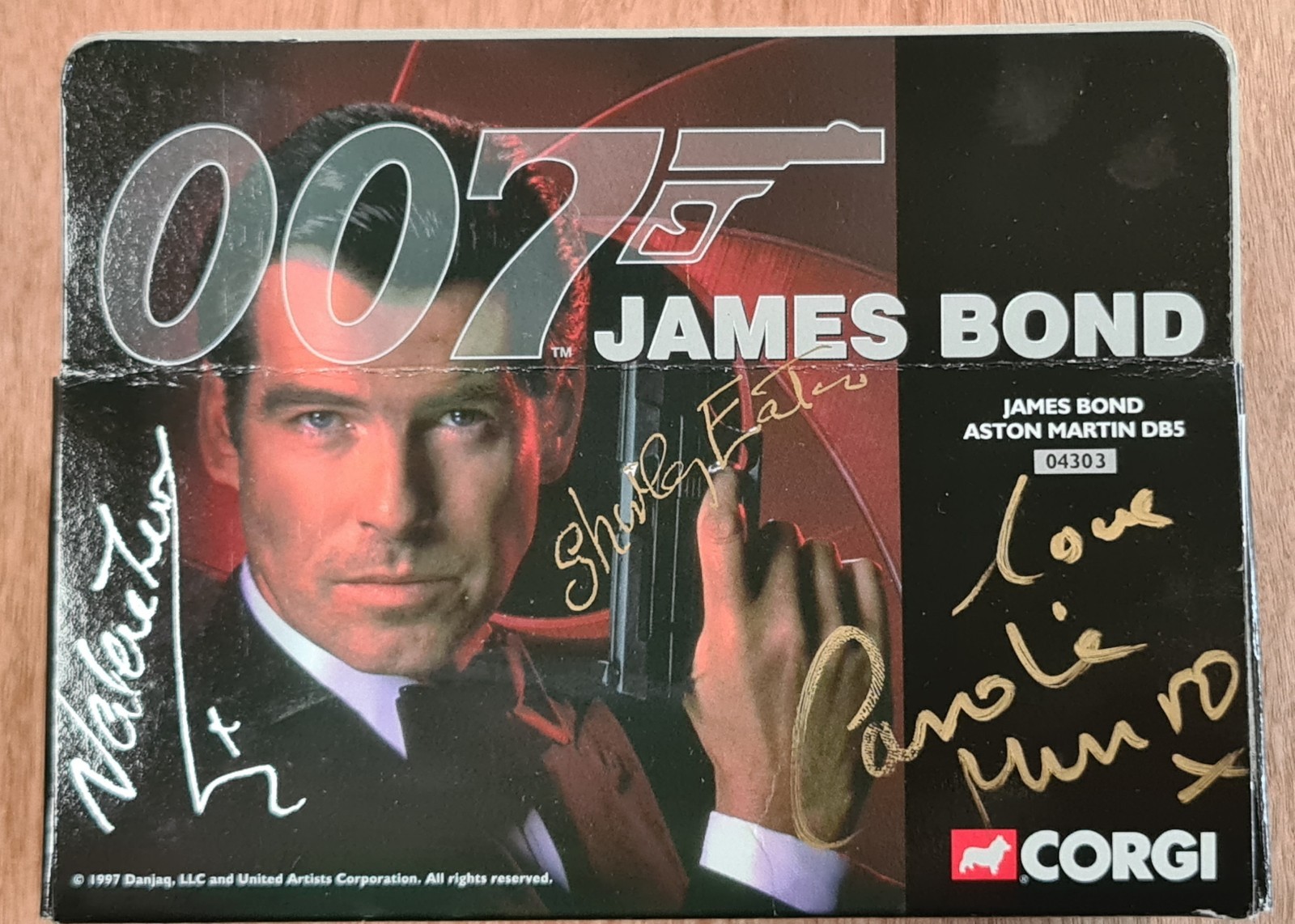 Corgi 04303 James Bond DB5 Signed Shirley Eaton Caroline Munro Valerie Leon 1/36