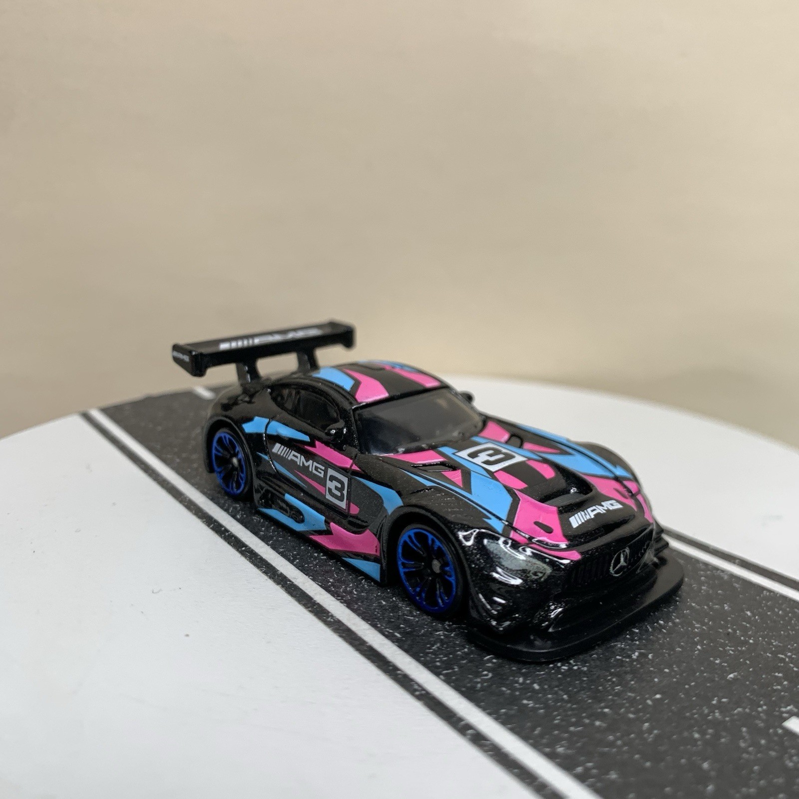 2024 Hot Wheels Neon Speeders #5/8 ’16 Mercedes-AMG GT3 Black/Blue/Pink 1:64 NM