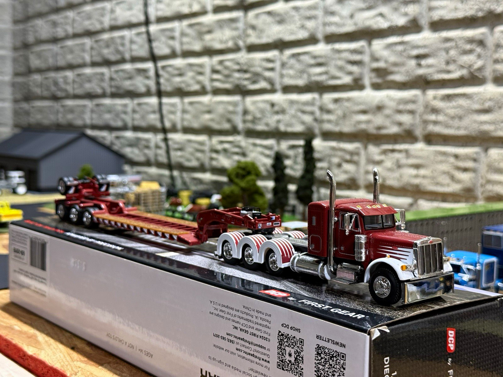DCP First Gear 2015 Peterbilt 389 1:64 Diecast Semi w/ Lowboy Trailer Red/White