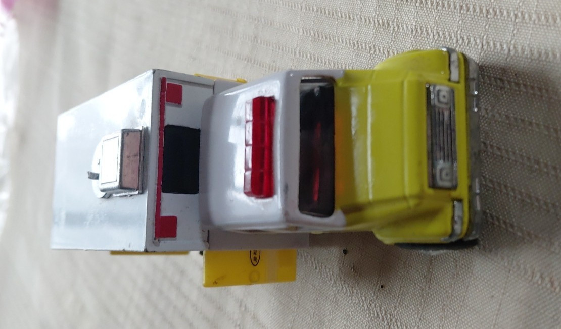 Road Champs International Boston Fire Department Rescue Truck pair 1:64