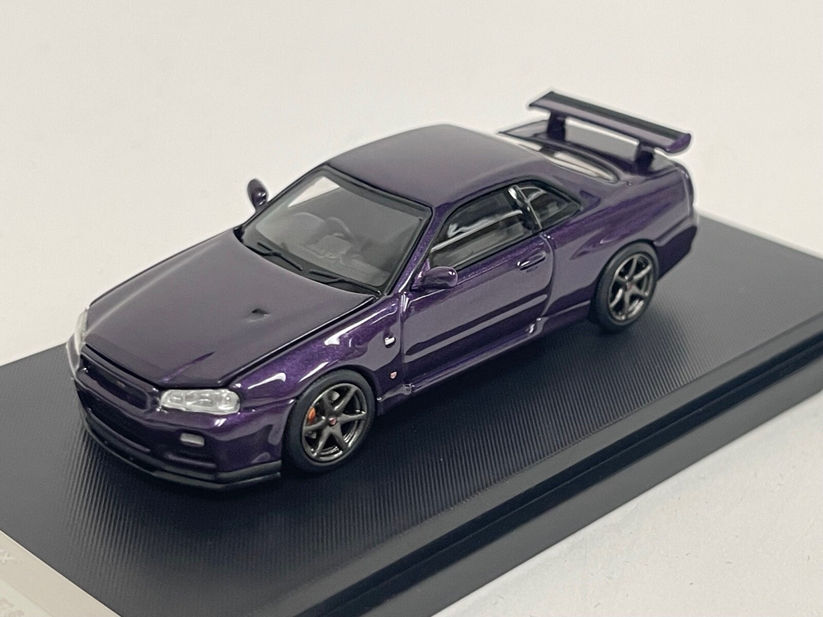 1/64 Motorhelix Nissan Skyline GT-R R34 V Spec II in Purple lmtd 599 pcs 64-002