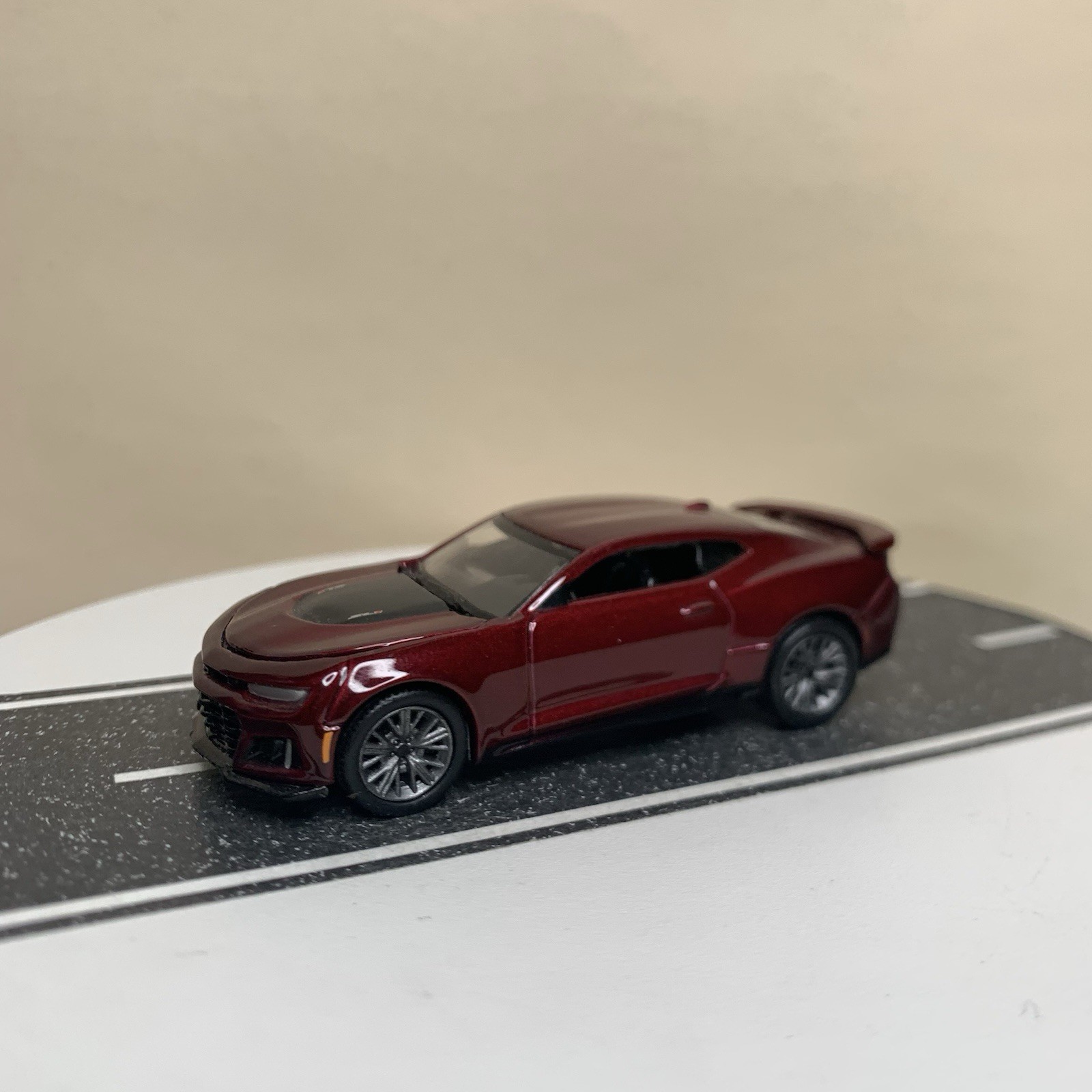 Auto World Modern Muscle 16-24 2022 Chevy Camaro ZL1 Dark Red Metallic 1:64 NM