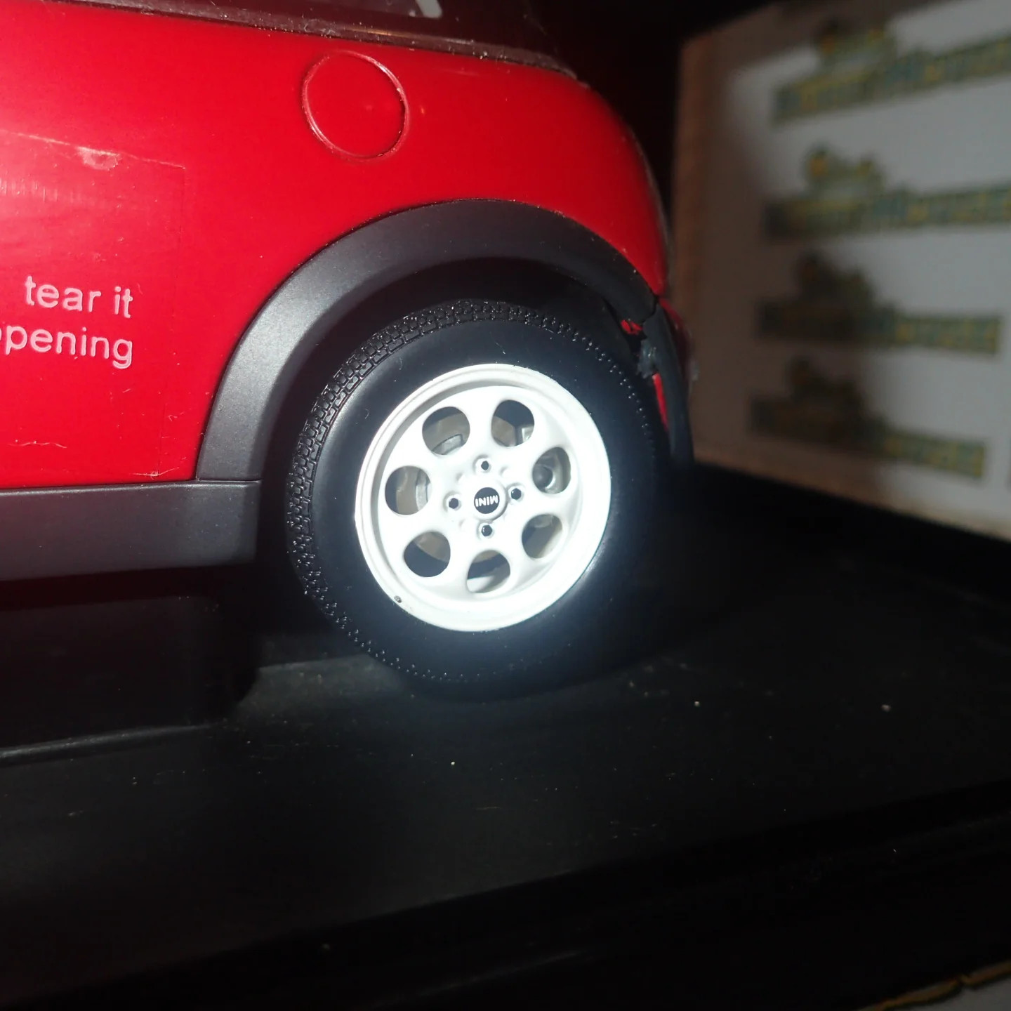 AutoArt 74822 – 1/18 Scale – BMW Mini Cooper Red
