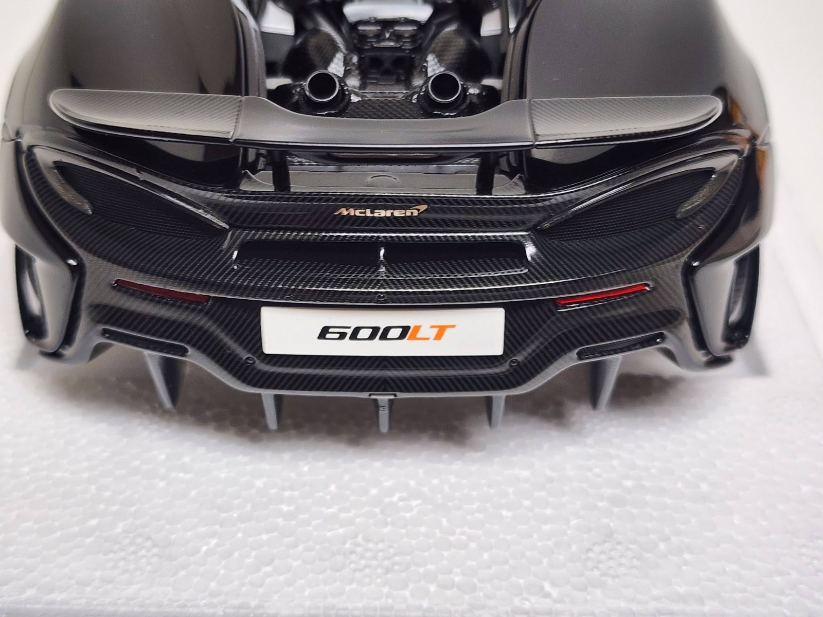 AUTOart – 1/18 die cast: McLaren 600LT, ONYX BLACK and orange inside.