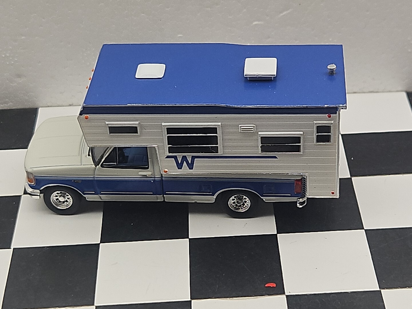 GREENLIGHT 1992 4×4 Ford F-250 XLT Lariat Truck 1:64 CAMPER Pickup Ertl Farm 4WD
