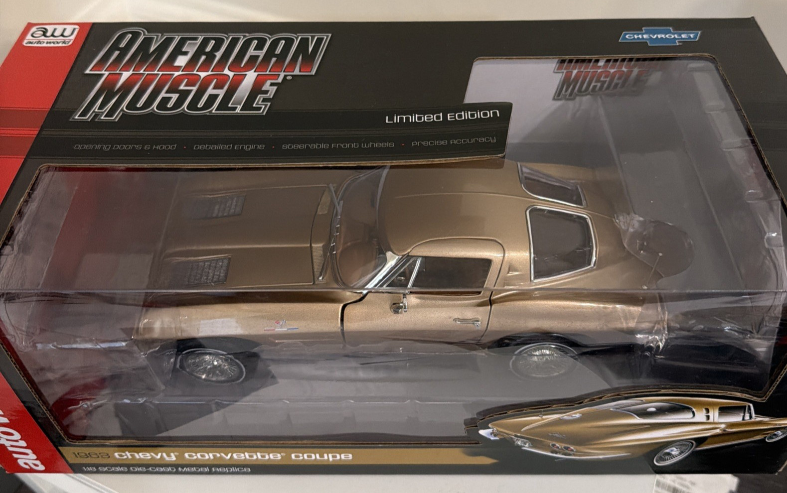 AW 1:18 AUTO WORLD- 1961 CHEVY CORVETTE COUPE DIE-CAST METAL
