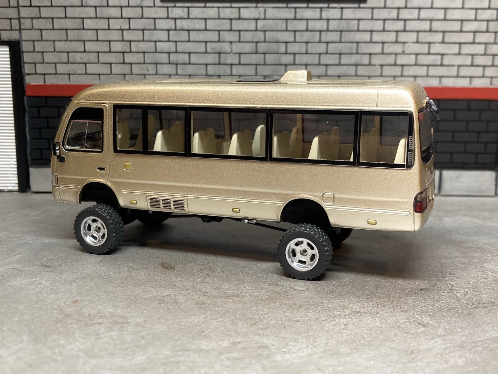 2013 Toyota Coaster Minibus Lifted 4×4 Shuttle Bus 1/64 Scale Diecast Custom