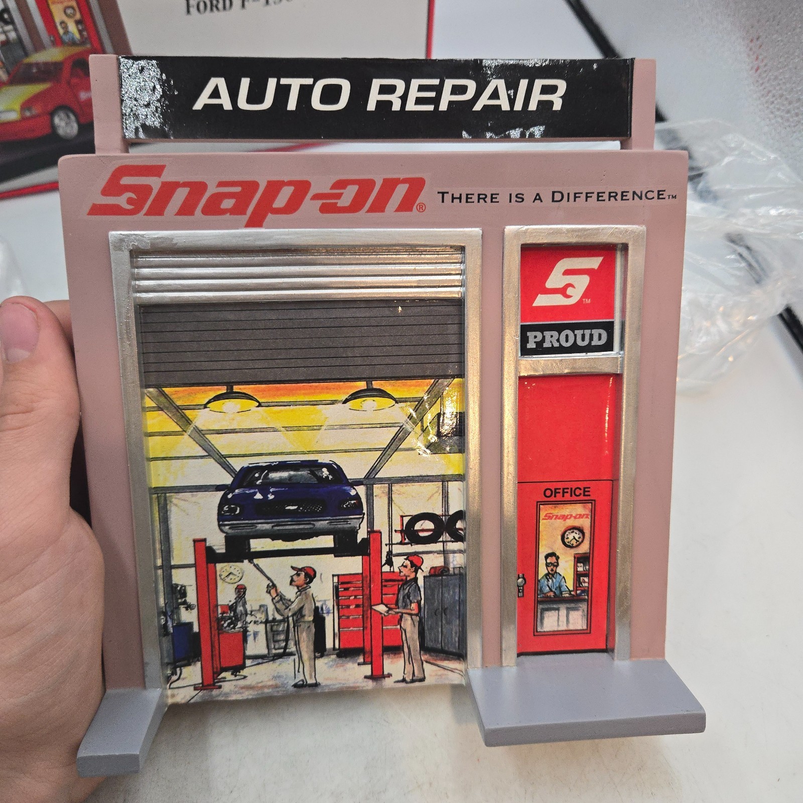 Snap-on Modern Garage Diorama Ford F-150 Super Cab