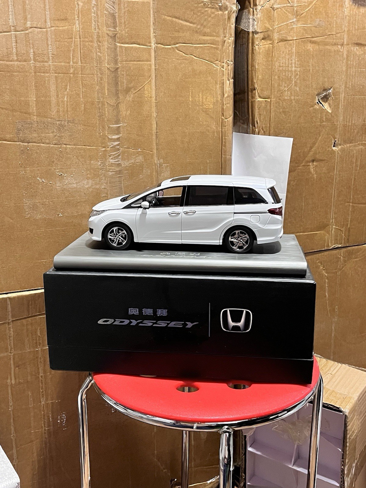 1:18 Scale 2015~2018 Honda Odyssey White Diamond Pearl Diecast Model With Base