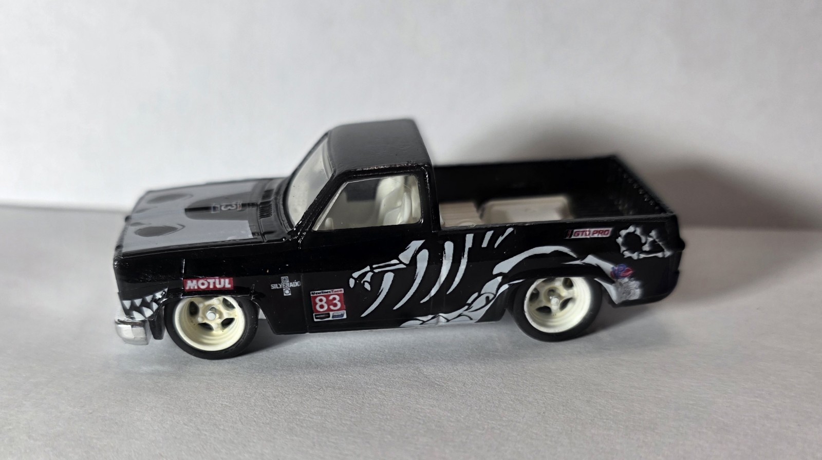 Hot Wheels CUSTOM Chevrolet Silverado ’83 ROXY Skeleton REAL RIDER’S
