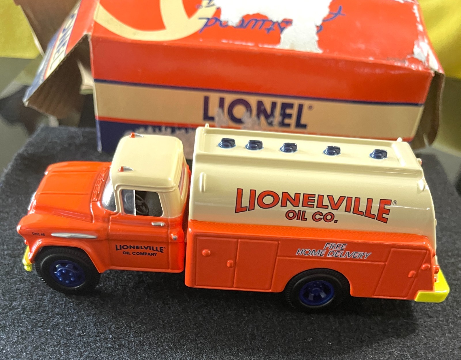Lionel Eastwood Automobilia 338500 Lionelville Oil Co. Die Cast Tank Truck