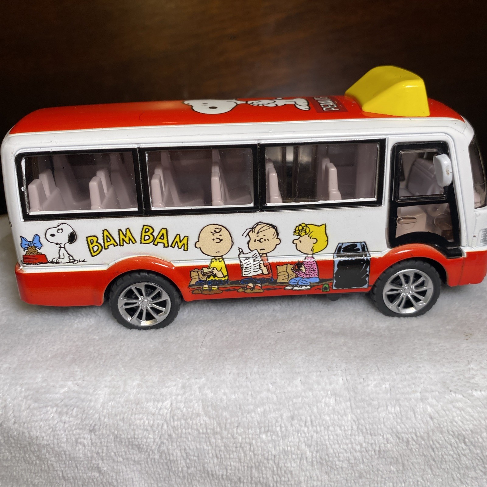 Peanuts Diecast Gang School Bus Red / White Pull Back action 51/2″