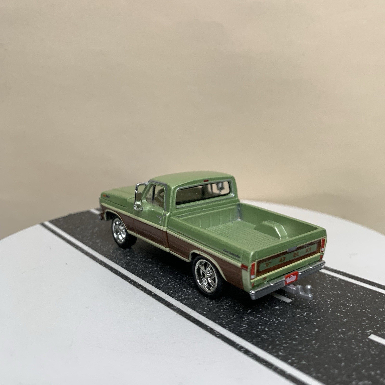 Greenlight 1972 Ford F-100 Pickup Truck Green w/Wood Panel Detail 1:64 NM