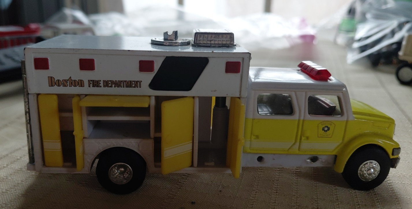 Road Champs International Boston Fire Department Rescue Truck pair 1:64