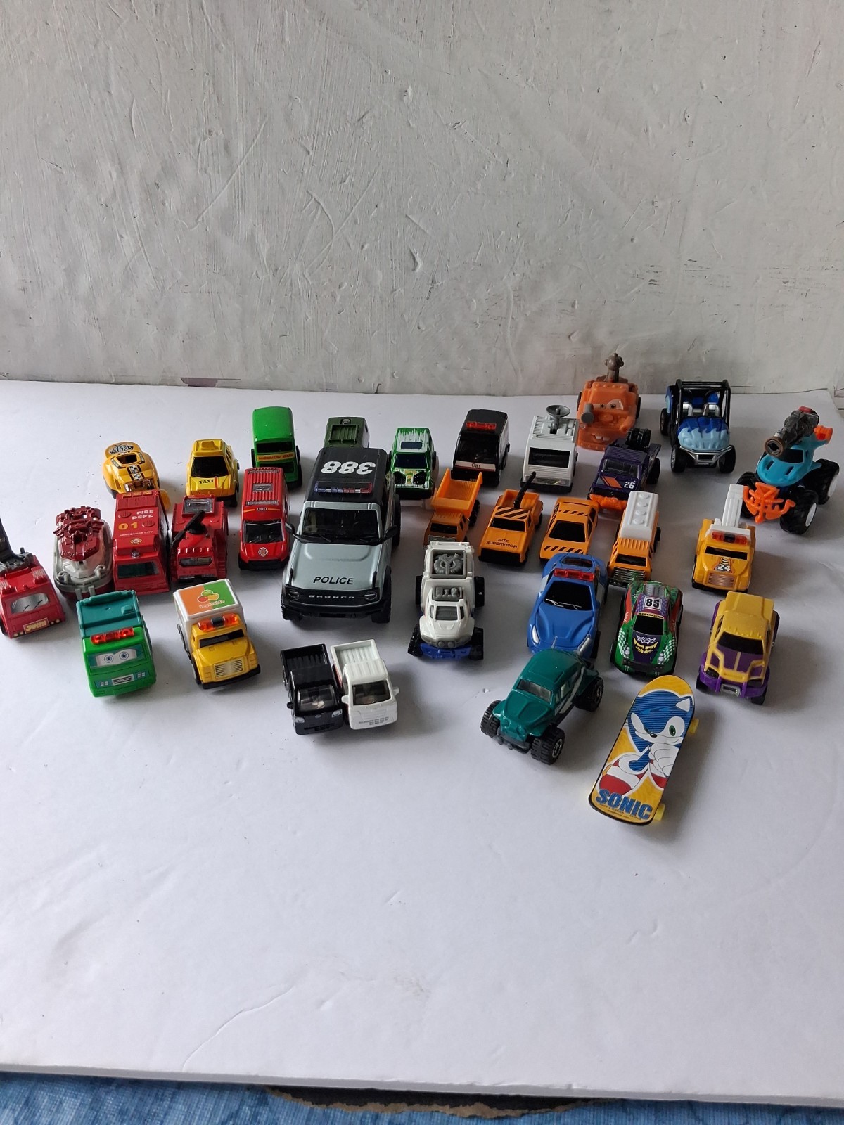 Variety Random Big Cars, Trucks, EMS, Police Vehicles + More – Lot Of 33