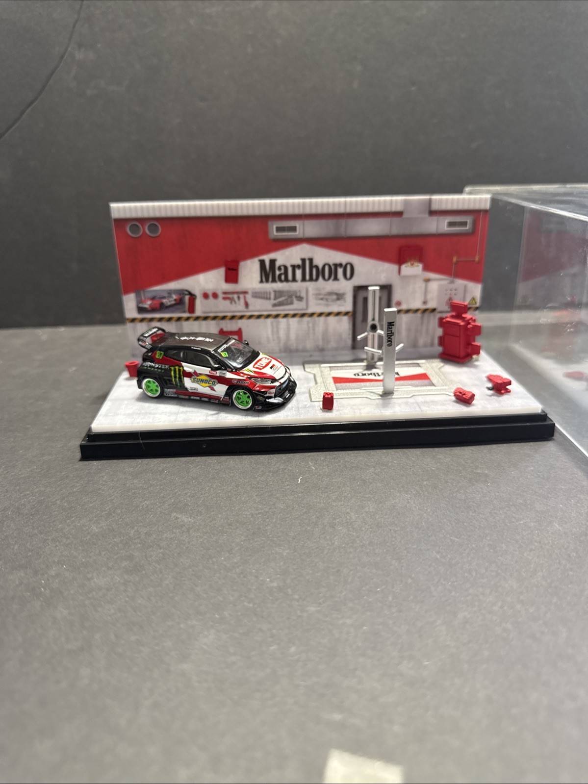 MoreArt 1:64 Diorama Display case AutoMobile Repair Workshop Garage MARLBORO