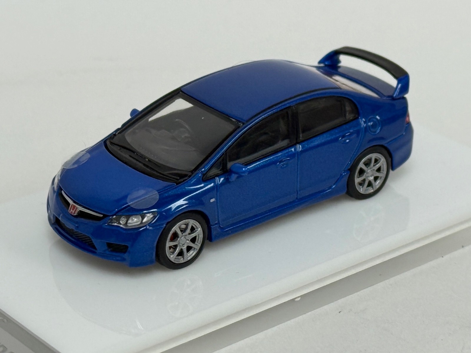 1/64 Motorhelix Honda Civic Type R ( FD2 ) in Pearl Blue. MIX 2. LAST ONE