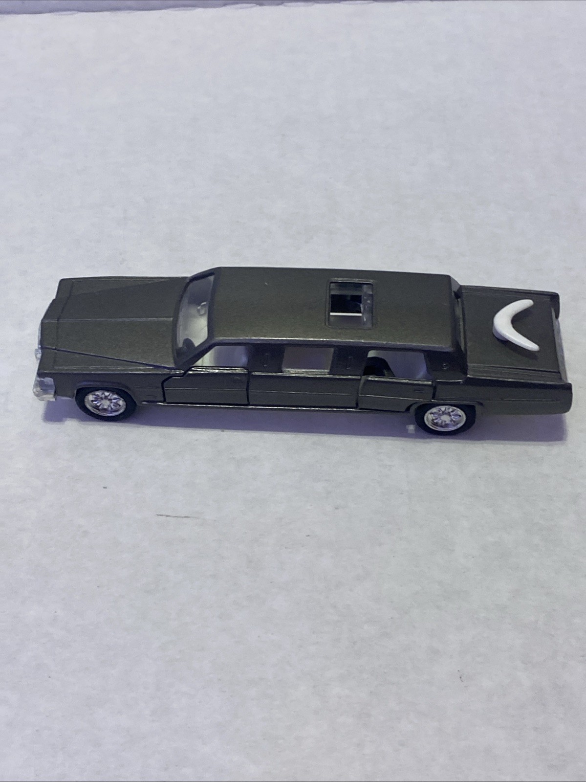 Cadillac Fleetwood Gray Limousine 1:64 KINTOY