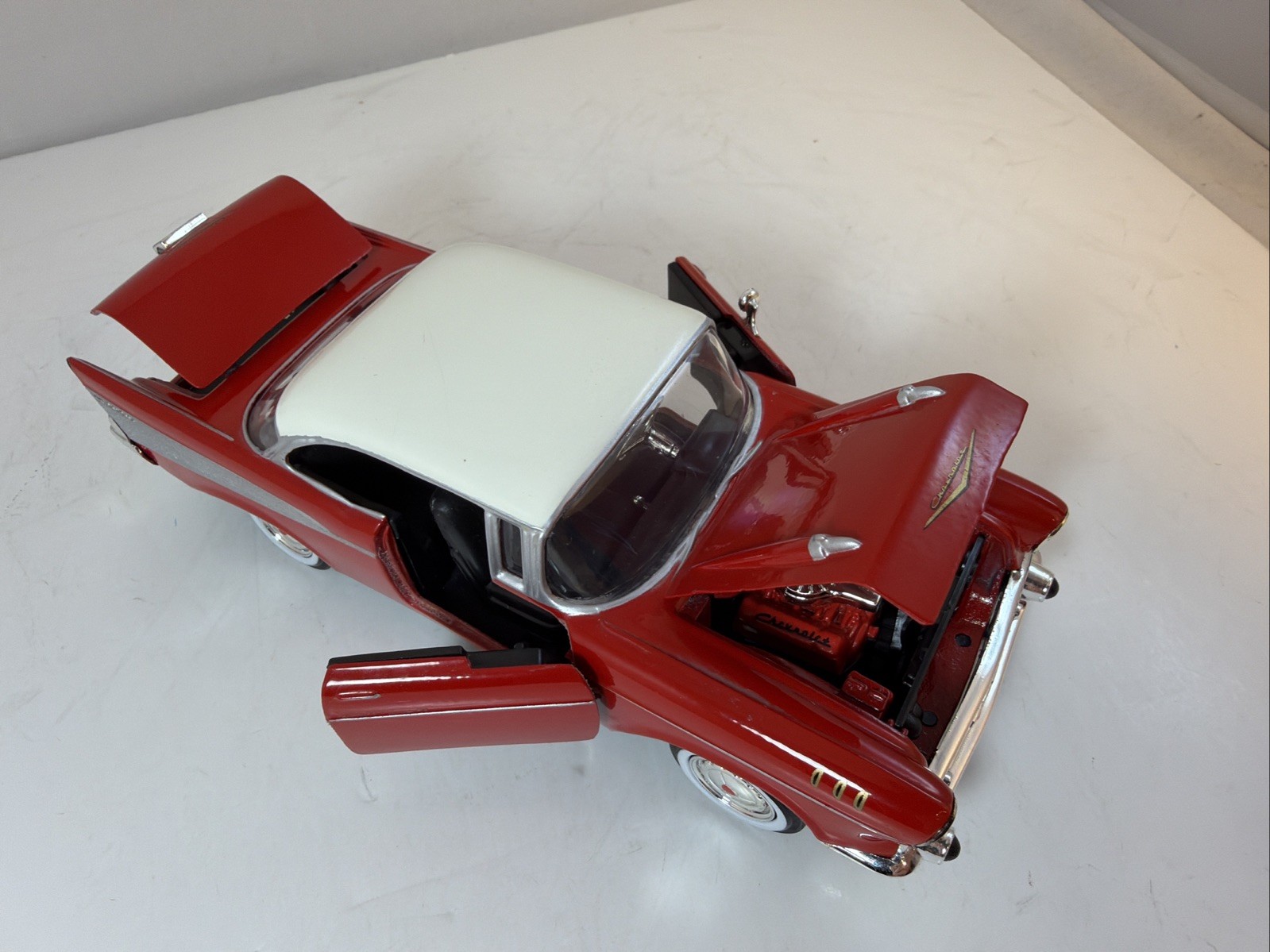1:24 Scale Motormax 1957 Chevrolet Bel Air No. 68030/1 Red Officially Licensed