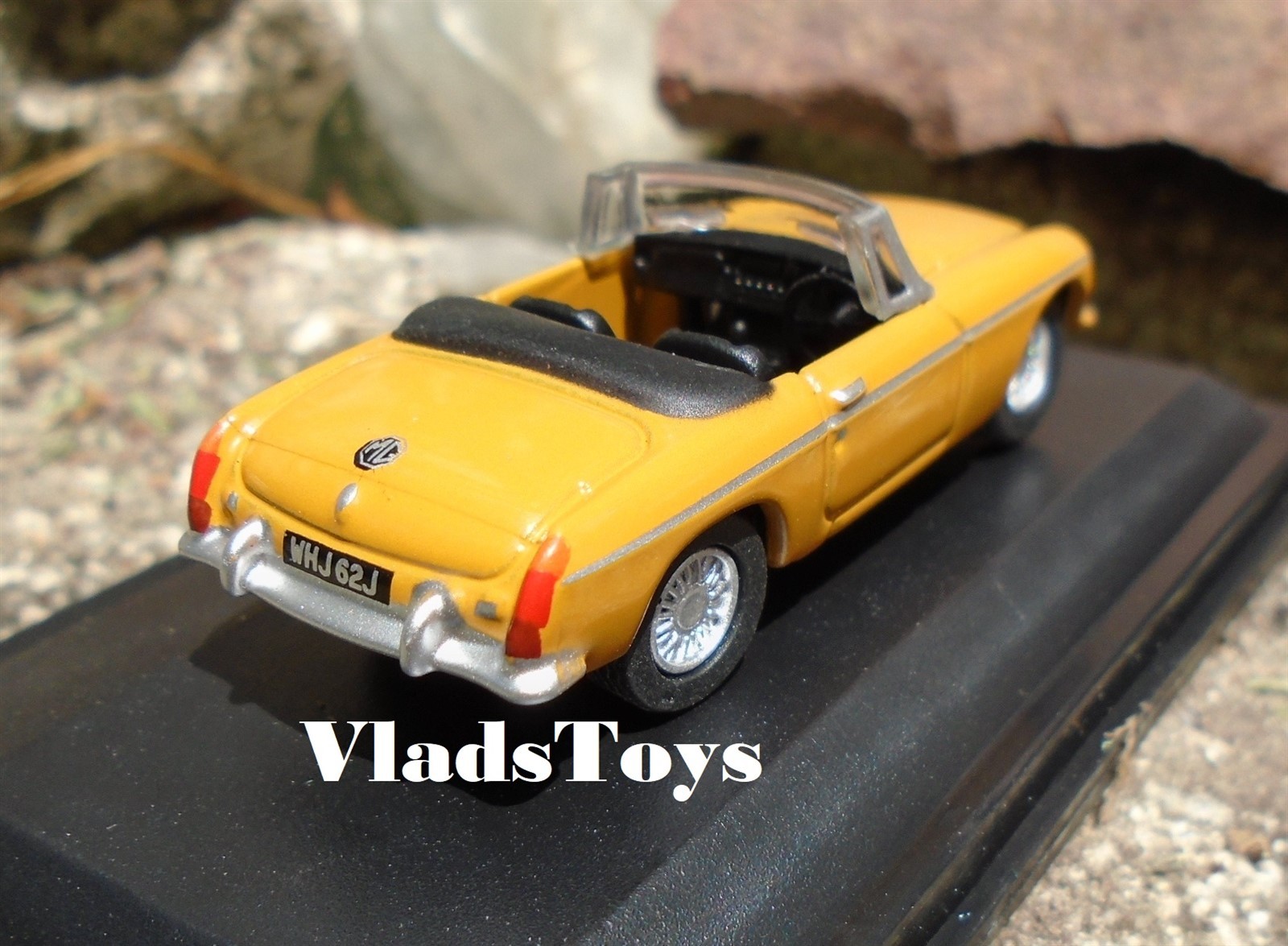 Oxford Diecast 1:76 Scale MG MGB Roadster Bronze Yellow sports car 76MGB009