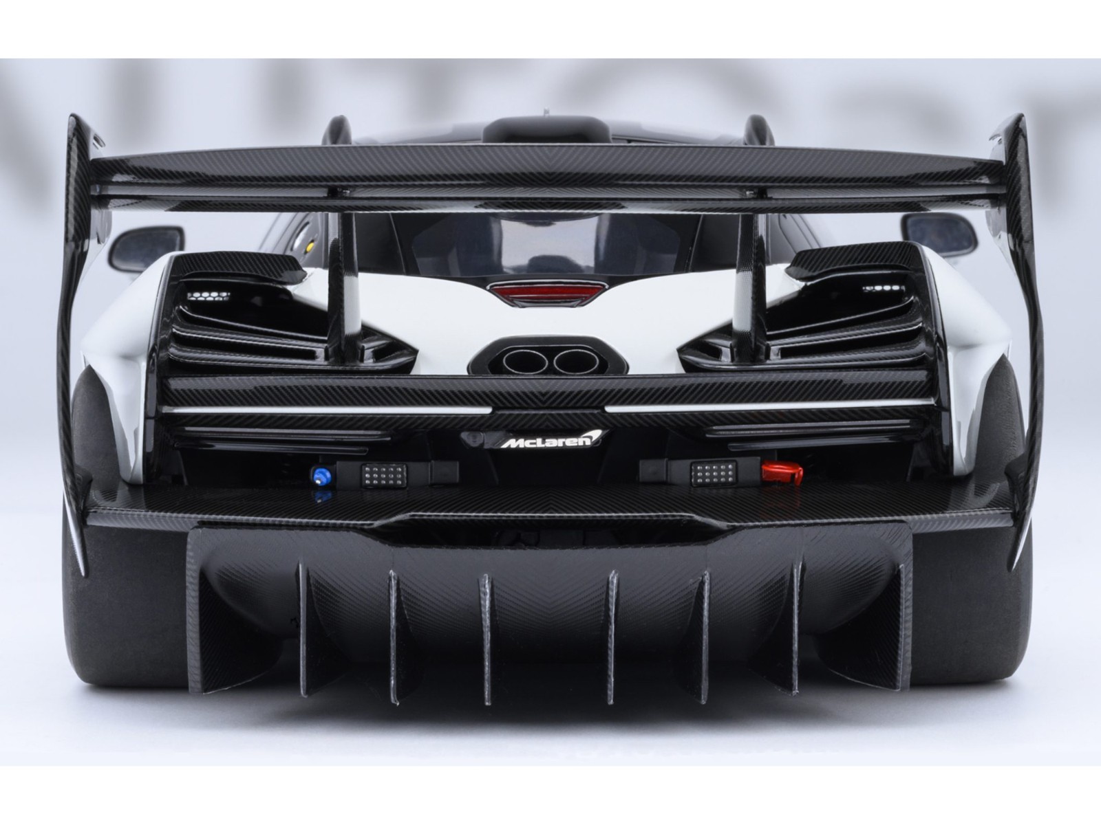 MCLAREN SENNA GTR SILICA WHITE 1/18 MODEL CAR BY AUTOART 81953