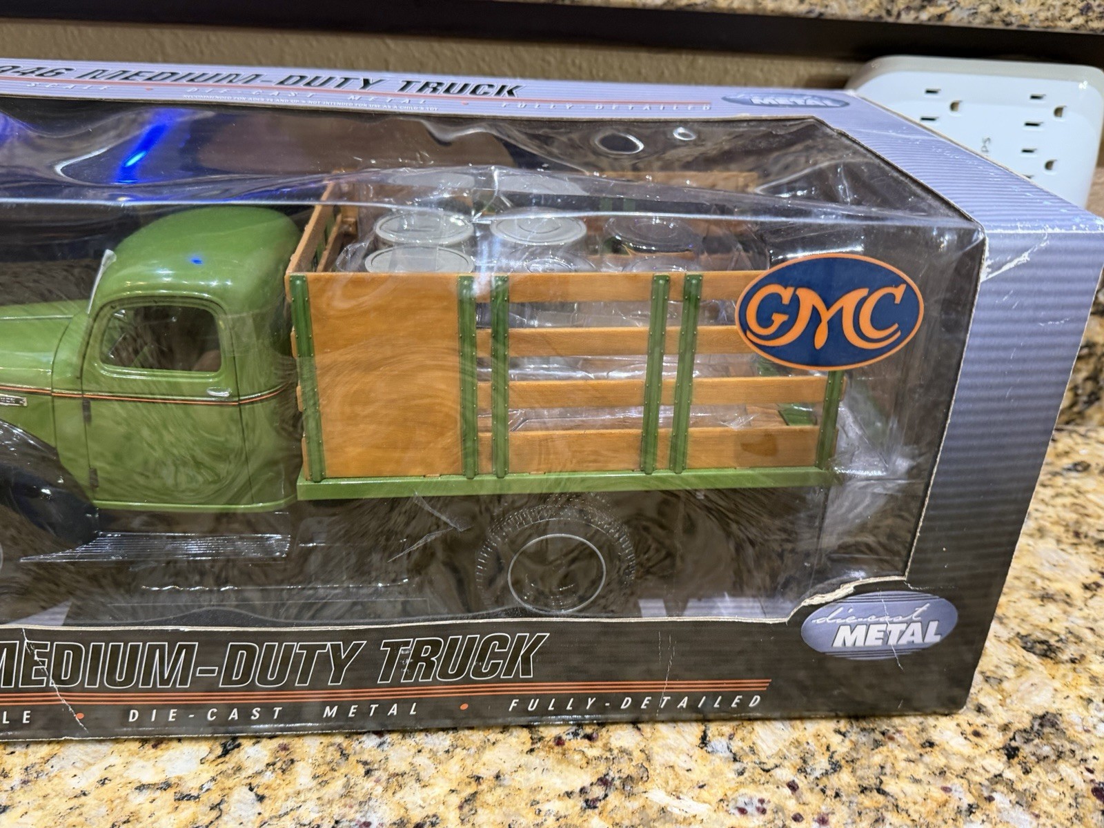 Highway 61-1946 GMC Chevrolet Medium-Duty Diecast Truck 1/16 Scale w/3Barrels