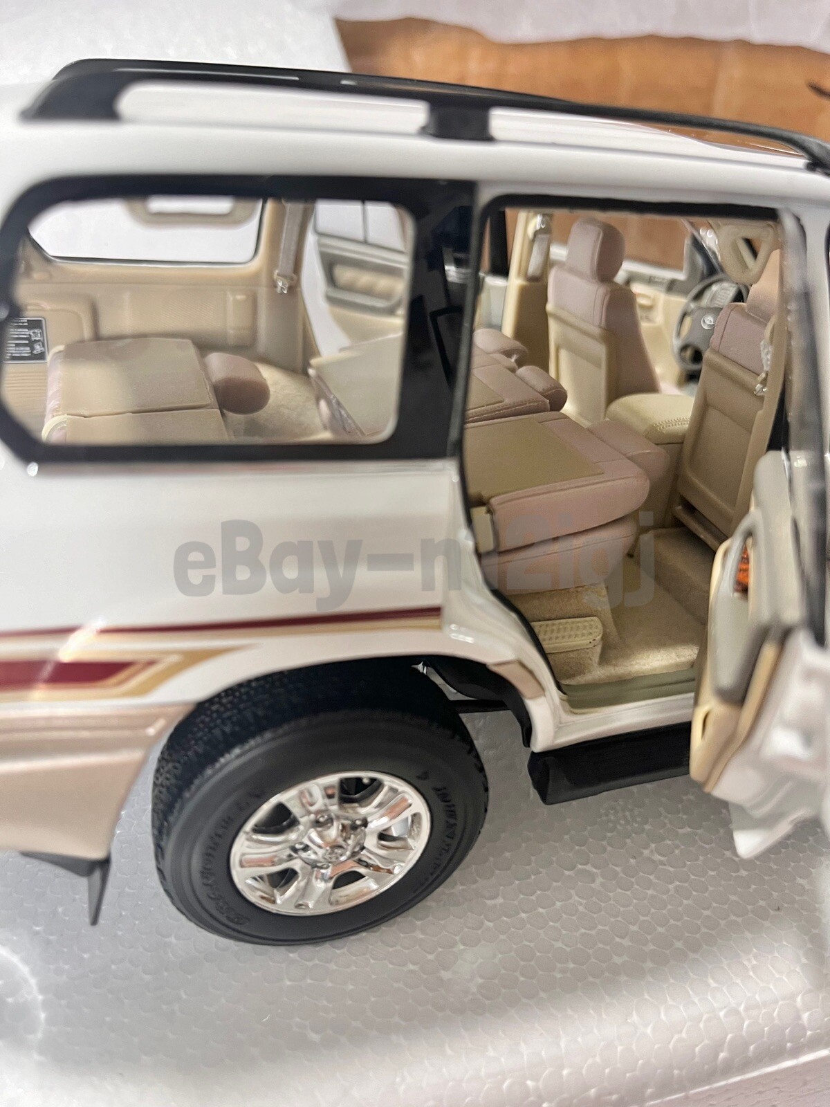 1:18 Scale Toyota Land Cruiser White Diecast Model Car