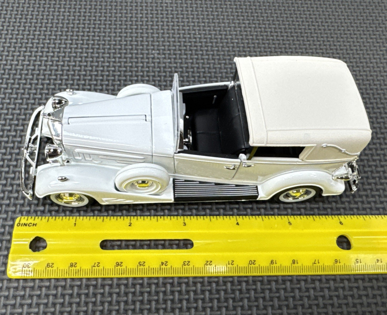 Signature Models 1933 Cadillac Town Car Diecast 1:32