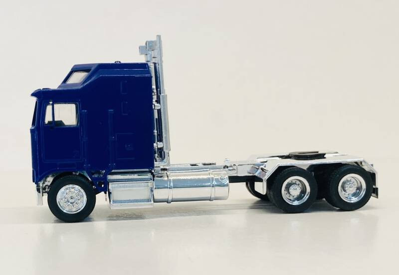 Blue Kenworth K100 w 1-Bar Grill & X-Long Chrome Promotex 1/87 HO Scale 35260