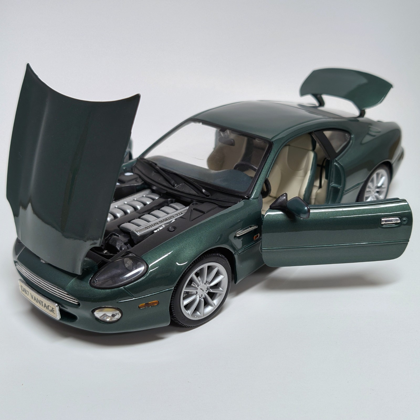 Maisto 1:18 Aston Martin DB7 Vantage Diecast Model Car – Metallic Green – Detail